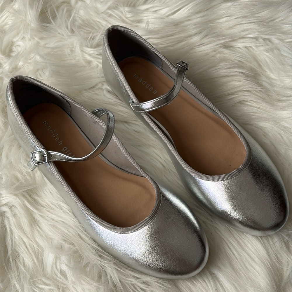 Madden Girl Silver Flats